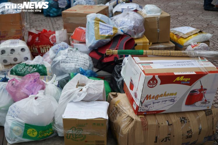 Ảnh: Shipper tất bật vận chuyển hàng hóa vào các bệnh viện dã chiến ở TP.HCM - 6