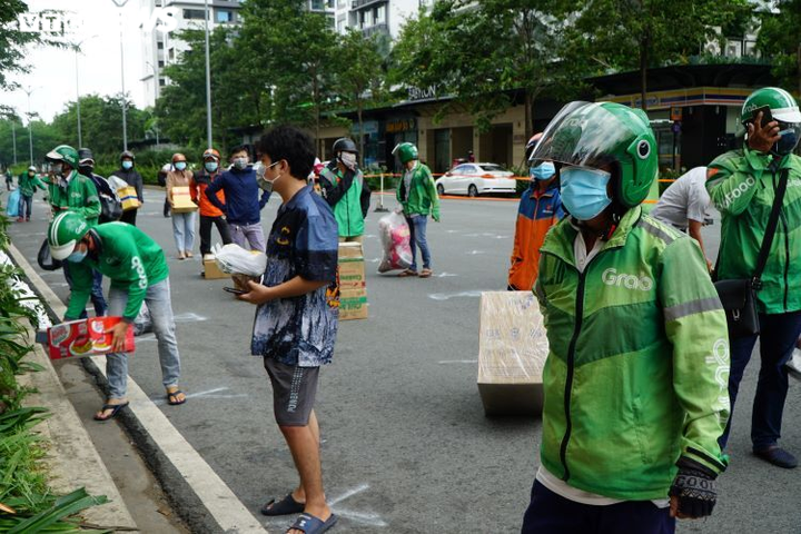 Ảnh: Shipper tất bật vận chuyển hàng hóa vào các bệnh viện dã chiến ở TP.HCM - 5