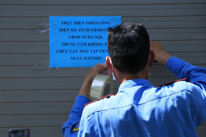 Dừng lấy mẫu xét nghiệm COVID-19 sau cảnh biển người chen lấn - 1