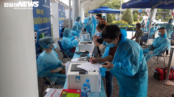 Ảnh: Người Đà Nẵng gặp khó do dịch bệnh lên máy bay rời TP.HCM về quê - 4