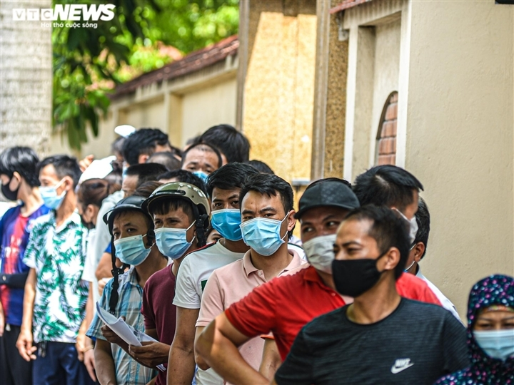 Biển người chen lấn khủng khiếp chờ xét nghiệm, test nhanh COVID-19 - 2
