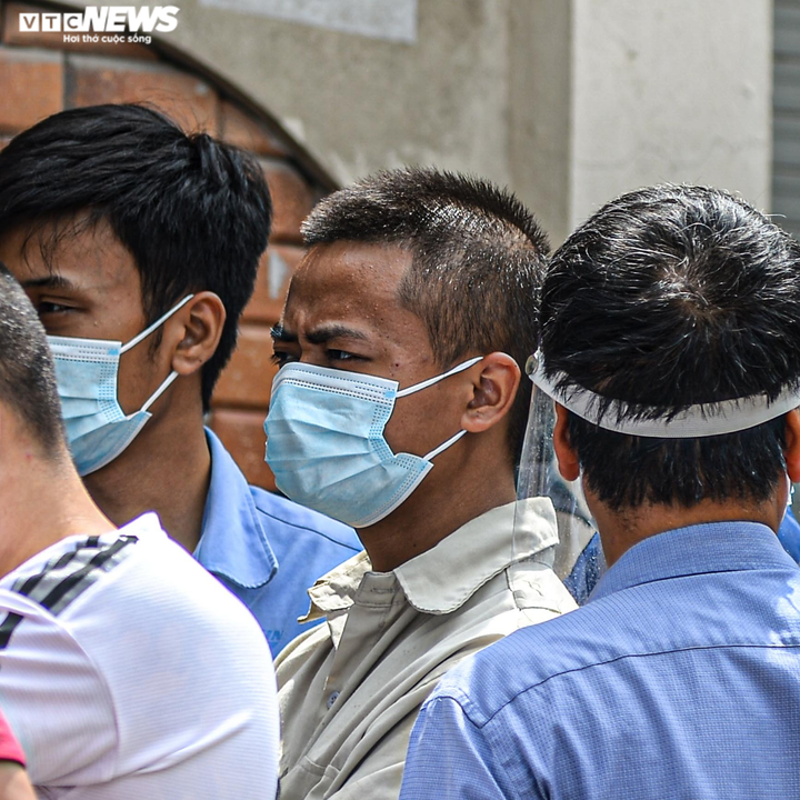 Biển người chen lấn khủng khiếp chờ xét nghiệm, test nhanh COVID-19 - 4