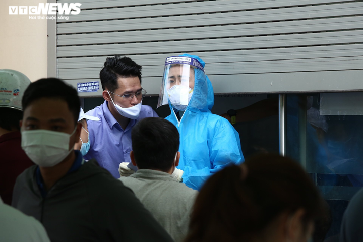 Biển người chen lấn khủng khiếp chờ xét nghiệm, test nhanh COVID-19 - 10