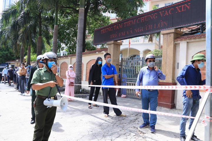 Dừng lấy mẫu xét nghiệm COVID-19 sau cảnh biển người chen lấn - 2