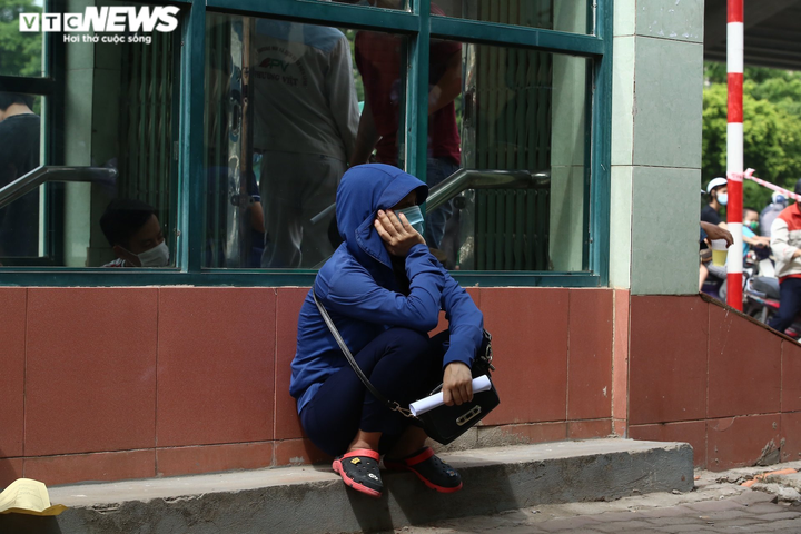 Biển người chen lấn khủng khiếp chờ xét nghiệm, test nhanh COVID-19 - 7