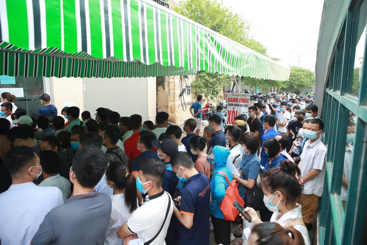 Biển người chen lấn khủng khiếp chờ xét nghiệm, test nhanh COVID-19 - 3