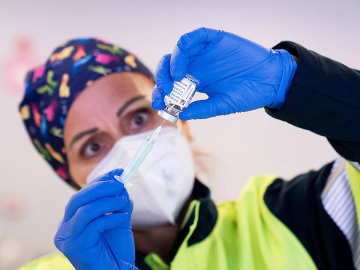 Giới nhà giàu khắp thế giới tìm trăm phương ngàn kế để tiêm vaccine sớm - 4