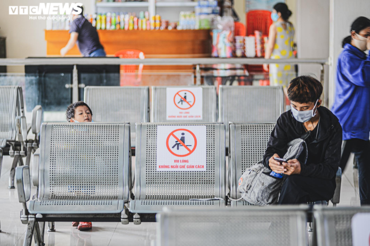 Ảnh: Bến xe ở Hà Nội vắng tanh vắng ngắt, chủ xe than không đủ tiền bến bãi - 3