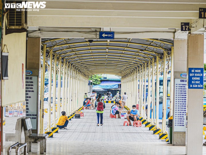 Ảnh: Bến xe ở Hà Nội vắng tanh vắng ngắt, chủ xe than không đủ tiền bến bãi - 8