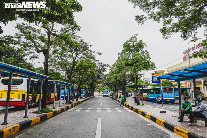 Ảnh: Bến xe ở Hà Nội vắng tanh vắng ngắt, chủ xe than không đủ tiền bến bãi - 12