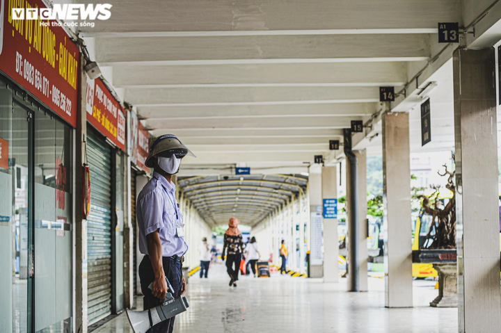 Ảnh: Bến xe ở Hà Nội vắng tanh vắng ngắt, chủ xe than không đủ tiền bến bãi - 5