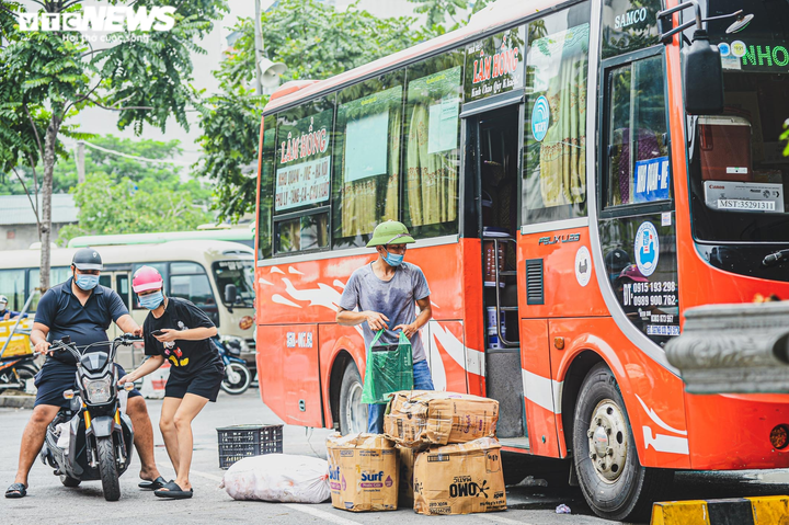 Ảnh: Bến xe ở Hà Nội vắng tanh vắng ngắt, chủ xe than không đủ tiền bến bãi - 10