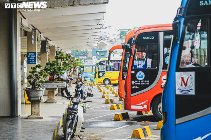 Ảnh: Bến xe ở Hà Nội vắng tanh vắng ngắt, chủ xe than không đủ tiền bến bãi - 11