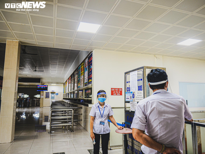 Ảnh: Bến xe ở Hà Nội vắng tanh vắng ngắt, chủ xe than không đủ tiền bến bãi - 7