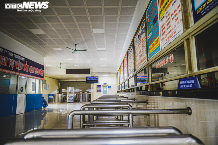 Ảnh: Bến xe ở Hà Nội vắng tanh vắng ngắt, chủ xe than không đủ tiền bến bãi - 4