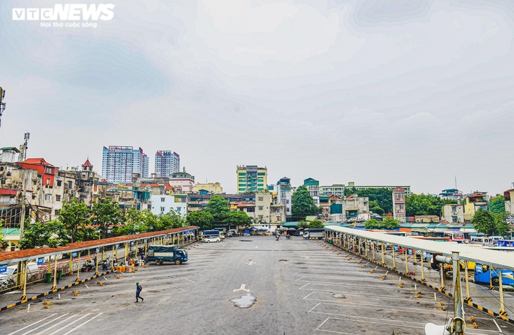Ảnh: Bến xe ở Hà Nội vắng tanh vắng ngắt, chủ xe than không đủ tiền bến bãi - 1