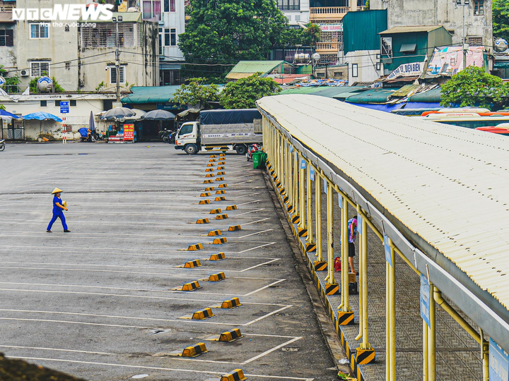 Ảnh: Bến xe ở Hà Nội vắng tanh vắng ngắt, chủ xe than không đủ tiền bến bãi - 9