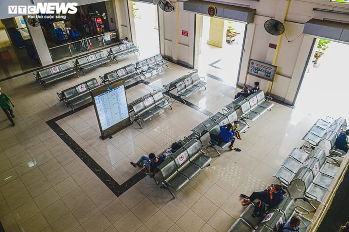 Ảnh: Bến xe ở Hà Nội vắng tanh vắng ngắt, chủ xe than không đủ tiền bến bãi - 2