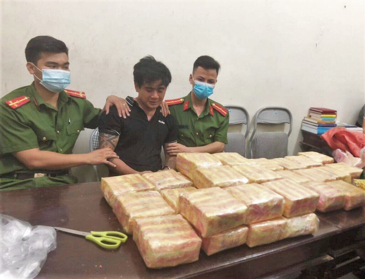 Bắt người đàn ông vận chuyển số lượng ma túy ‘khủng’ ở Hà Tĩnh - 1
