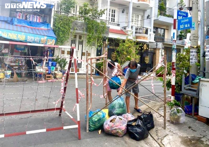 Lái xe chở rau củ miễn phí vào rốn dịch và những giọt nước mắt đằng sau vô lăng - 5