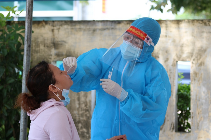 Cô gái đi xe máy từ Bình Dương về Hà Tĩnh dương tính SARS-CoV-2 - 1