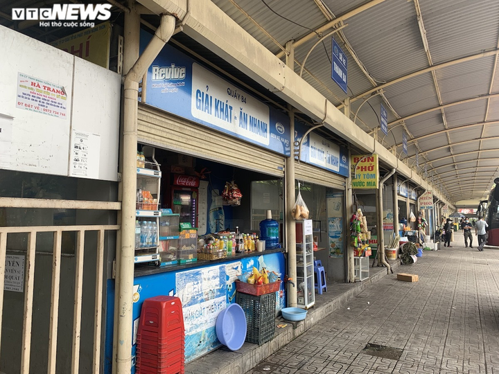 Hàng quán, dịch vụ trong bến xe thoi thóp kiếm sống giữa mùa dịch - 5