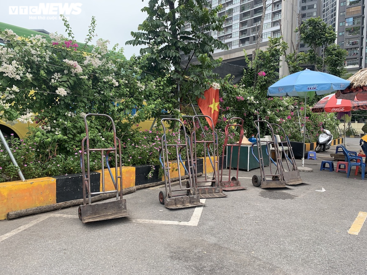 Hàng quán, dịch vụ trong bến xe thoi thóp kiếm sống giữa mùa dịch - 9