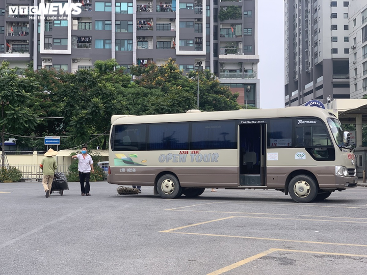 Hàng quán, dịch vụ trong bến xe thoi thóp kiếm sống giữa mùa dịch - 10