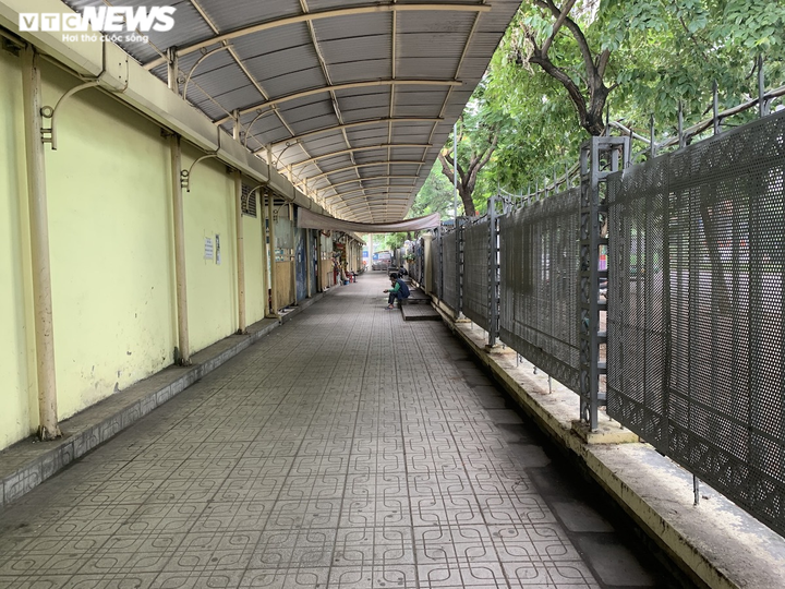 Hàng quán, dịch vụ trong bến xe thoi thóp kiếm sống giữa mùa dịch - 13