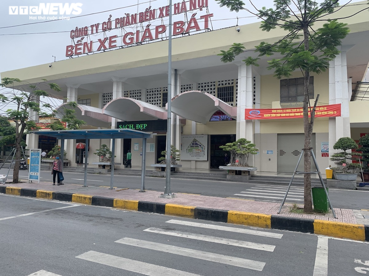 Hàng quán, dịch vụ trong bến xe thoi thóp kiếm sống giữa mùa dịch - 1