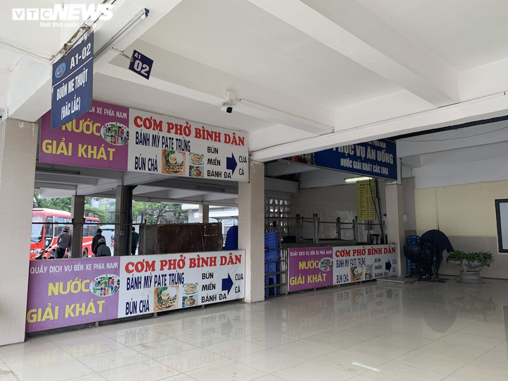 Hàng quán, dịch vụ trong bến xe thoi thóp kiếm sống giữa mùa dịch - 3