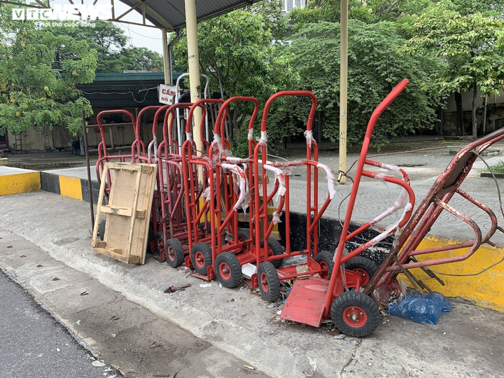 Hàng quán, dịch vụ trong bến xe thoi thóp kiếm sống giữa mùa dịch - 12