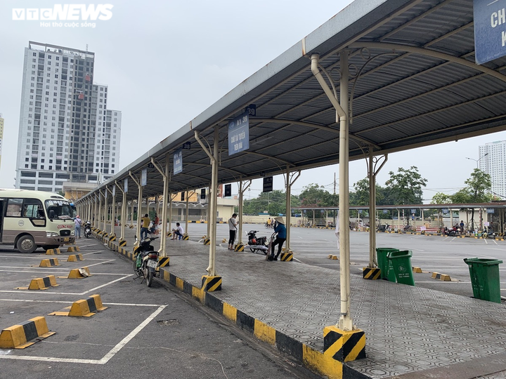 Hàng quán, dịch vụ trong bến xe thoi thóp kiếm sống giữa mùa dịch - 14