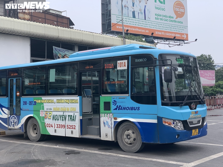 Hàng quán, dịch vụ trong bến xe thoi thóp kiếm sống giữa mùa dịch - 17