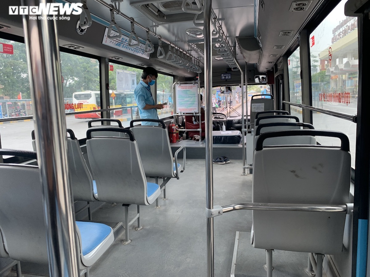 Hàng quán, dịch vụ trong bến xe thoi thóp kiếm sống giữa mùa dịch - 18