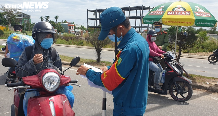 Ảnh: Người Quảng Nam vội vã rời Đà Nẵng về quê, ùn tắc kéo dài hàng trăm mét - 9