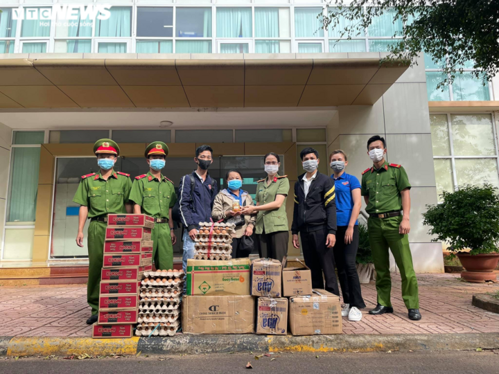 Ảnh: Người dân Đắk Lắk gom rau xanh, củ cải gửi tặng TP.HCM chống dịch - 4
