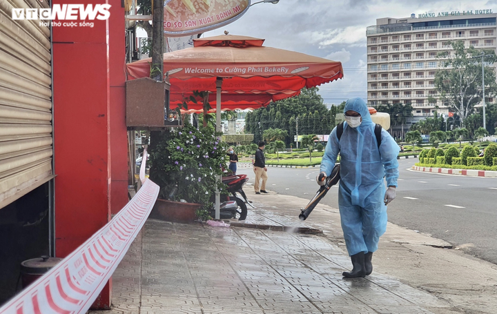 Ảnh: Gia Lai phong tỏa nhiều địa điểm liên quan đến ca dương tính SARS-CoV-2 - 1