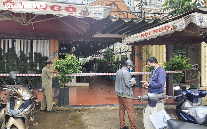 Ảnh: Gia Lai phong tỏa nhiều địa điểm liên quan đến ca dương tính SARS-CoV-2 - 8