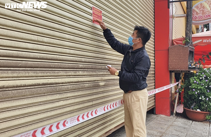 Ảnh: Gia Lai phong tỏa nhiều địa điểm liên quan đến ca dương tính SARS-CoV-2 - 2