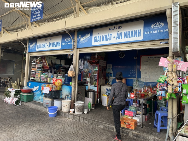 Hàng quán, dịch vụ trong bến xe thoi thóp kiếm sống giữa mùa dịch - 6