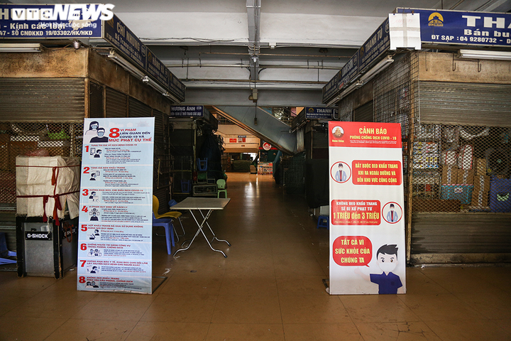 Ảnh: Chợ lớn nhất Hà Nội đìu hiu sau công điện khẩn chống dịch COVID-19 - 7