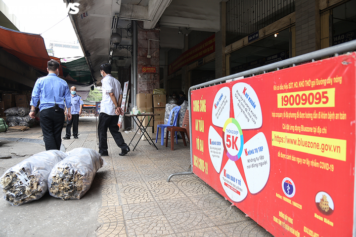 Ảnh: Chợ lớn nhất Hà Nội đìu hiu sau công điện khẩn chống dịch COVID-19 - 8