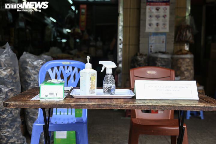 Ảnh: Chợ lớn nhất Hà Nội đìu hiu sau công điện khẩn chống dịch COVID-19 - 9