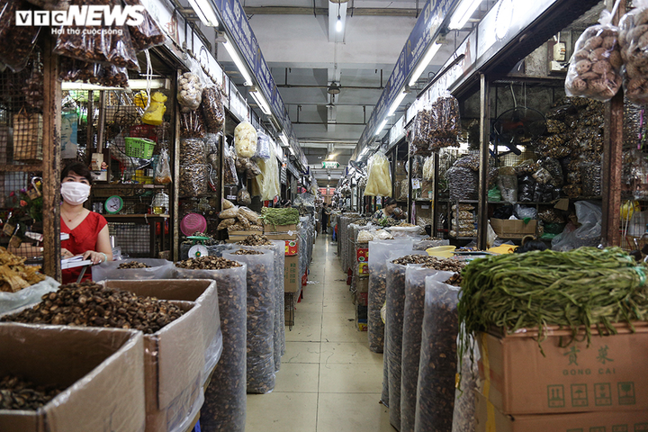 Ảnh: Chợ lớn nhất Hà Nội đìu hiu sau công điện khẩn chống dịch COVID-19 - 3