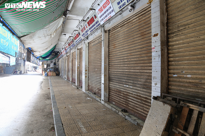 Ảnh: Chợ lớn nhất Hà Nội đìu hiu sau công điện khẩn chống dịch COVID-19 - 5