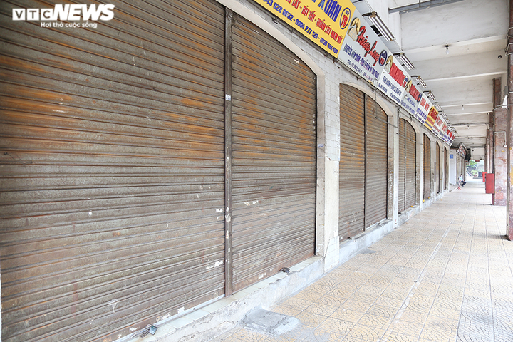 Ảnh: Chợ lớn nhất Hà Nội đìu hiu sau công điện khẩn chống dịch COVID-19 - 6