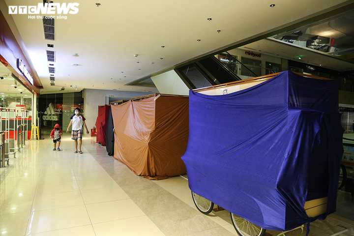 Ảnh: Chợ lớn nhất Hà Nội đìu hiu sau công điện khẩn chống dịch COVID-19 - 11