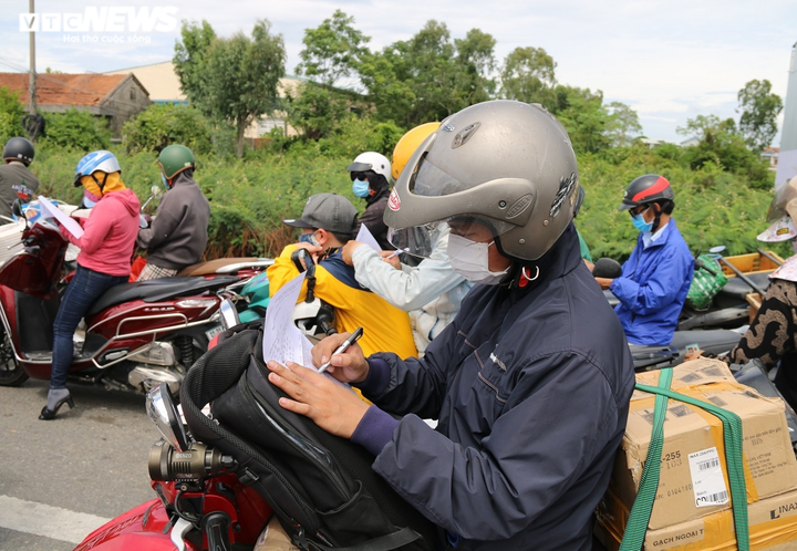 Ảnh: Người Quảng Nam vội vã rời Đà Nẵng về quê, ùn tắc kéo dài hàng trăm mét - 4