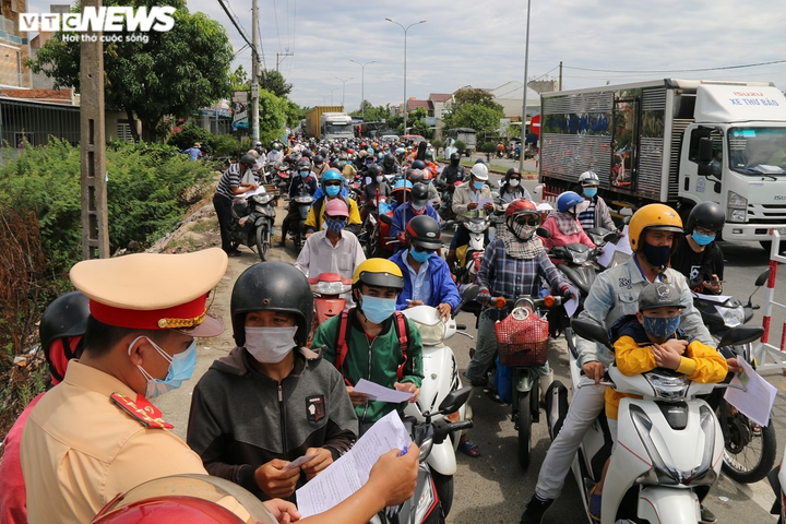 Ảnh: Người Quảng Nam vội vã rời Đà Nẵng về quê, ùn tắc kéo dài hàng trăm mét - 8